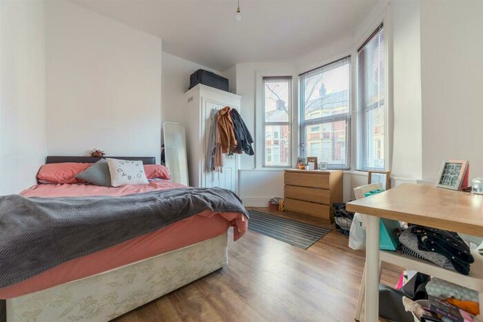 3 Bedroom Flat To Rent In &#;pppw, Helmsley Road, Sandyford, NE2
