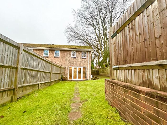 2 Bedroom End Of Terrace House To Rent In Lightwater, Surrey, GU18