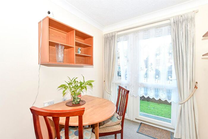 1 Bedroom Flat For Sale In Gales Drive, Three Bridges, Crawley, West Sussex, RH10