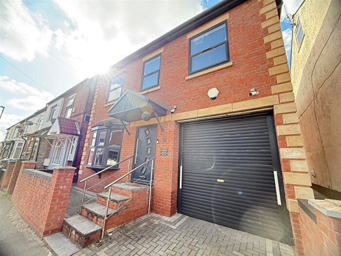 7 Bedroom Terraced House To Rent In Gladstone Street, Walsall, WS2