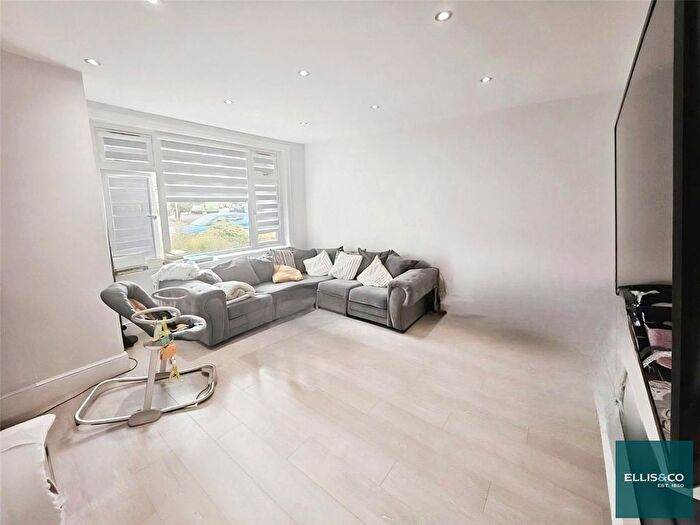 4 Bedroom Terraced House For Sale In Park Road, Hendon, NW4