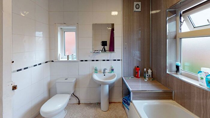 4 Bedroom Semi Detached House To Rent In Derwentwater Grove, Leeds, LS6