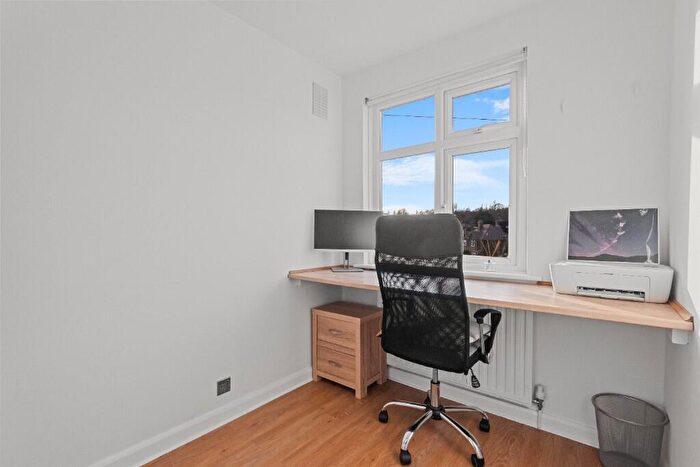 3 Bedroom Semi-Detached House For Sale In Warland Road, London, SE18