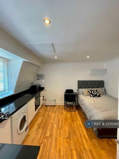 Studio To Rent In Leman St, London, E1