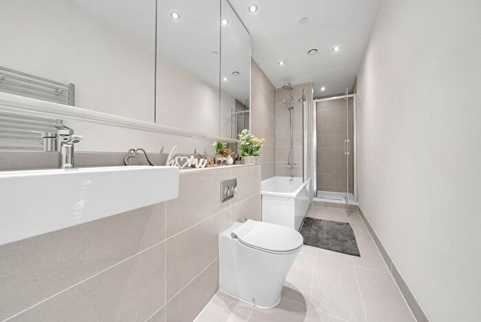 3 Bedroom Flat To Rent In Shackleton Way, London, E16