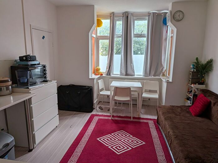 1 Bedroom Flat To Rent In Brentmead Place, Brent Cross, NW11