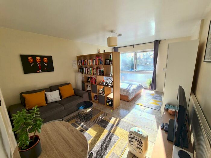 Studio To Rent In Lynton Grange, Fortis Green, East Finchley, N2