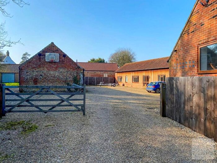 4 Bedroom Barn Conversion To Rent In The Street, Dilham, NR28