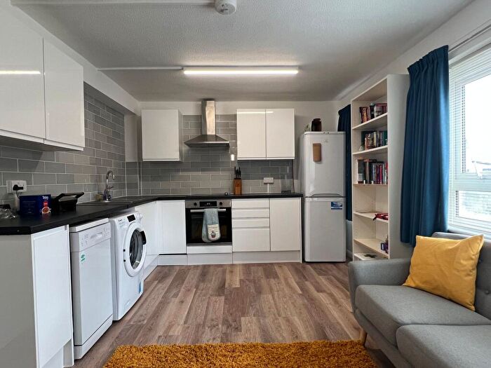 3 Bedroom Flat To Rent In Woolford Close, Winchester, SO22