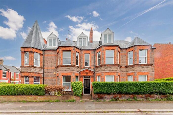 3 Bedroom Flat To Rent In Chapter Road, Willesden Green, NW2