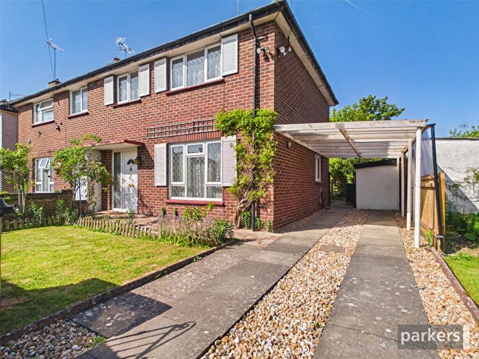 3 Bedroom Semi Detached House For Sale In Drovers Way, Woodley, Reading, Berkshire, RG5