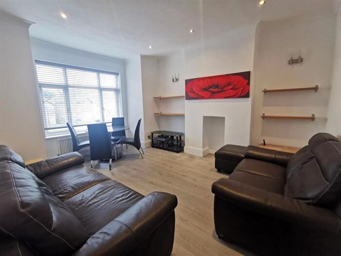 2 Bedroom Flat To Rent In Whitchurch Lane, Edgware, HA8
