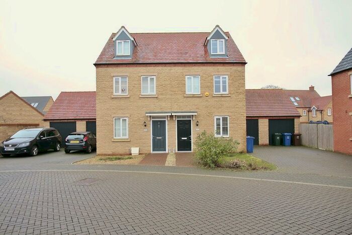 3 Bedroom Semi-Detached House To Rent In Pontefract Road, Bicester, OX26