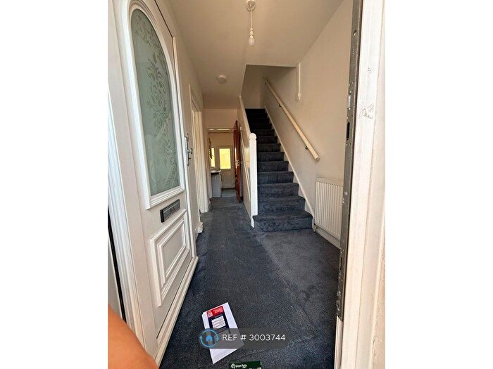 3 Bedroom Semi-Detached House To Rent In Tudor Road, Luton, LU3
