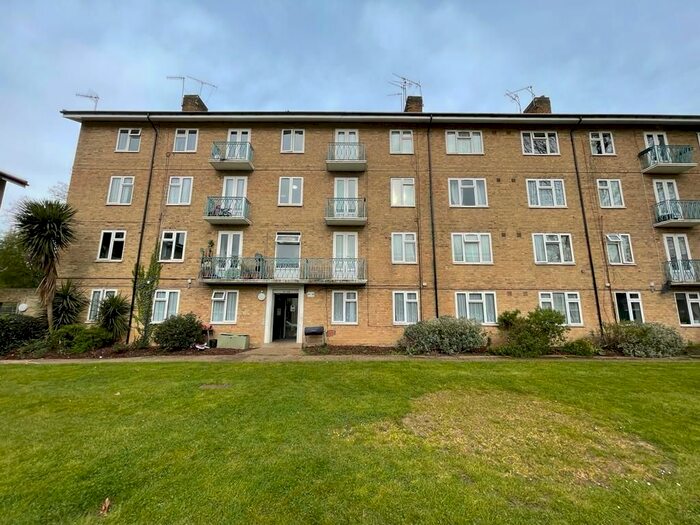 2 Bedroom Flat To Rent In Pinner Grove, Pinner, HA5
