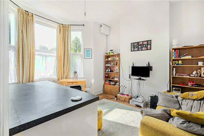 1 Bedroom Apartment For Sale In Woodside Green, London, SE25