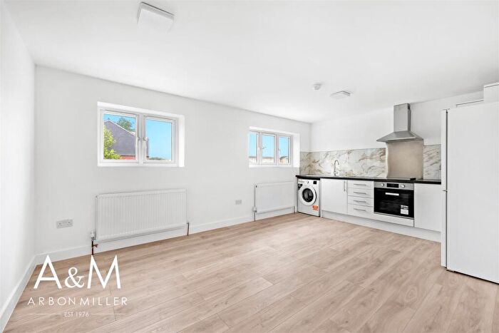 1 Bedroom Flat To Rent In Limes Avenue, Chigwell, IG7