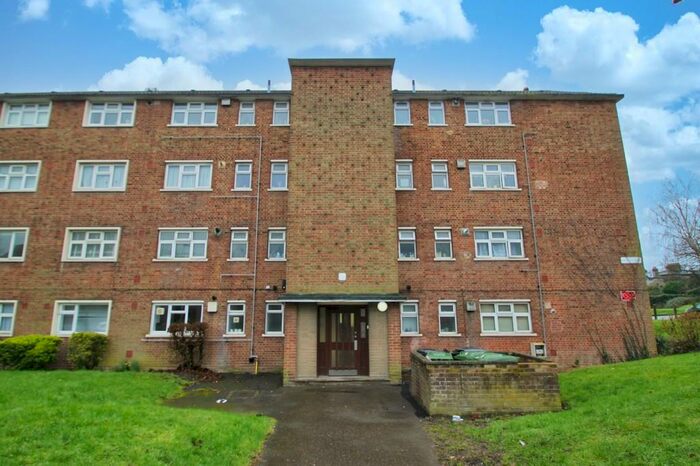2 Bedroom Ground Flat To Rent In Broomhill Road, Woodford Green, IG8