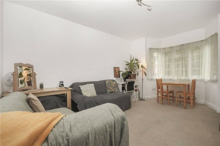 2 Bedroom Flat To Rent In Barrow Road, London, SW16