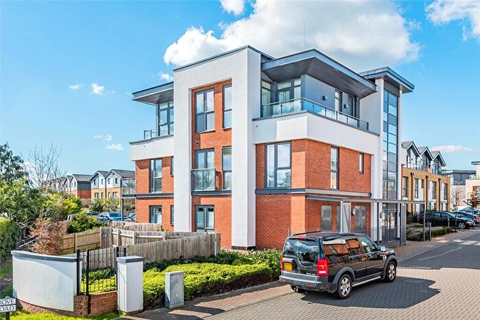 1 Bedroom Flat For Sale In Acer Grove, Woking, Surrey, GU22