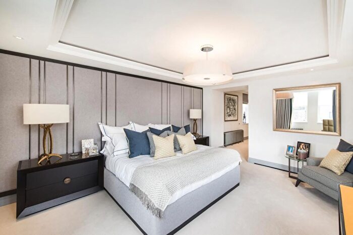 3 Bedroom Flat To Rent In Southampton Street, Covent Garden, WC2E