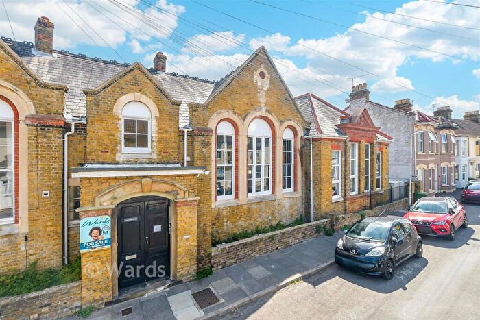 1 Bedroom Flat For Sale In Alexandra Road, Sheerness, Kent, ME12