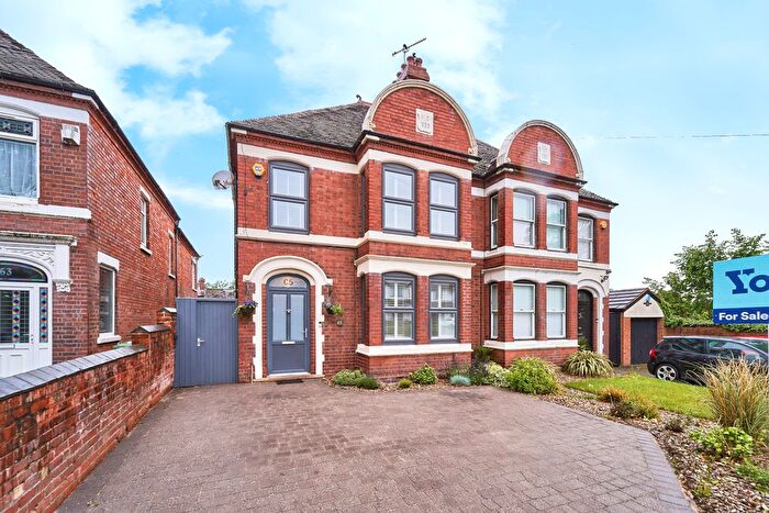 4 Bedroom Semi-detached House For Sale In Lichfield Road, Walsall, WS4