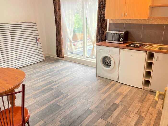 Studio To Rent In Very Near Off Princes Avenue Area, Acton Town, W3
