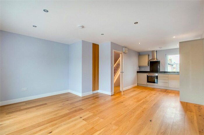 2 Bedroom Flat To Rent In Delaford Street, Fulham, London, SW6