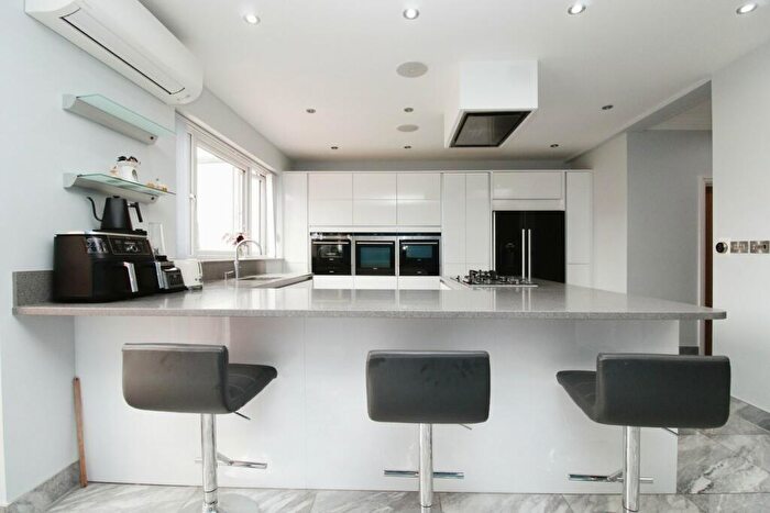 4 Bedroom Property For Sale In Wanstead Lane, Ilford, IG1