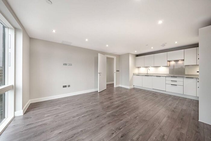 2 Bedroom Flat For Sale In Junction Court, Watford, WD17