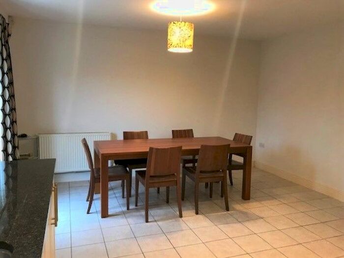 4 Bedroom Semi-Detached House To Rent In Heatherlea Grove, Worcester Park, KT4