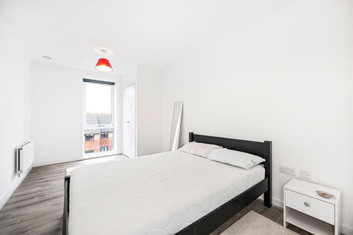 1 Bedroom Flat For Sale In Marine Crescent, Ilford, IG6