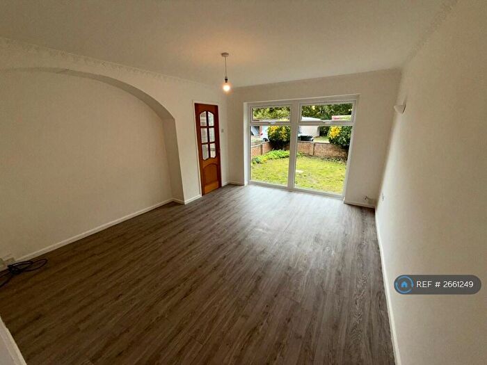 3 Bedroom Semi-Detached House To Rent In Old Close, Leeds, LS11
