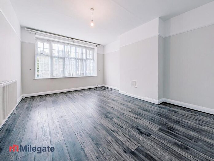 2 Bedroom Flat To Rent In Wynash Gardens, Carshalton, SM5