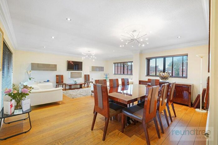 4 Bedroom Apartment For Sale In Spencer Close, Finchley, N3