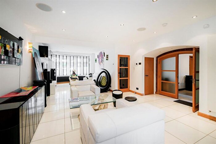 5 Bedroom Semi-Detached House For Sale In Endlebury Road, North Chingford, E4