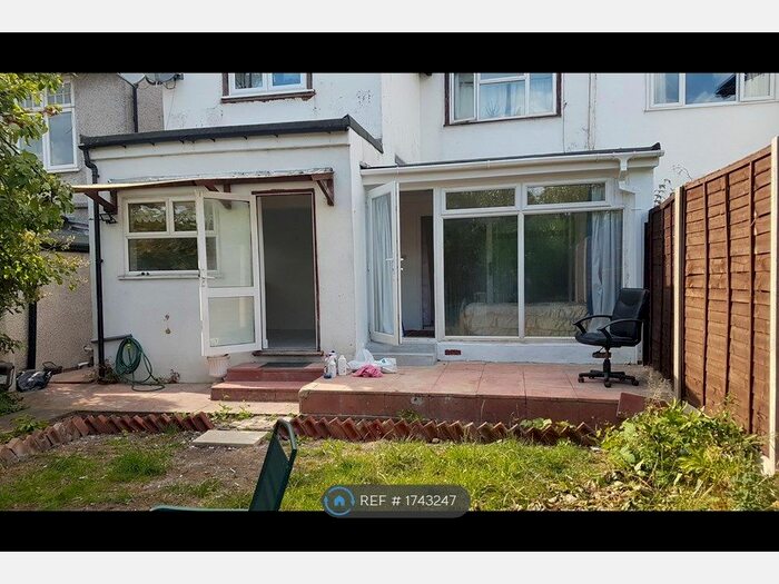 2 Bedroom Flat To Rent In St. Johns Road, London, NW11