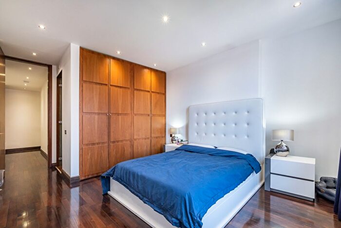 3 Bedroom Flat To Rent In Marloes Road, London, W8