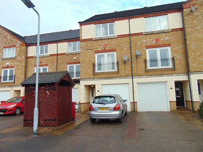 3 Bedroom Town House To Rent In Hunstanton Close, Colnbrook, Slough, SL3