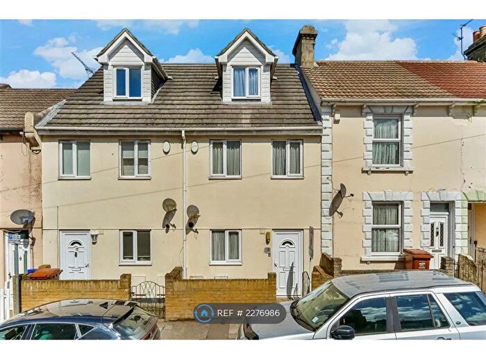 3 Bedroom Terraced House To Rent In Livingstone Road, Gillingham, ME7