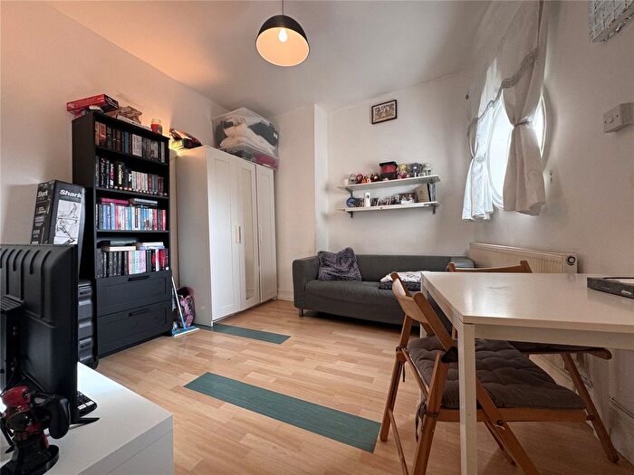 Studio To Rent In Edward Close, Cricklewood, London, NW2