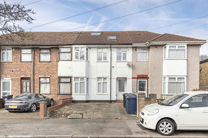 4 Bedroom Flat To Rent In Carlisle Avenue, London, W3