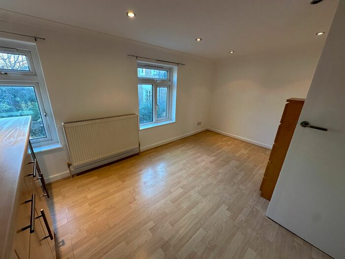 1 Bedroom Flat To Rent In Coningham Mews, London, W12