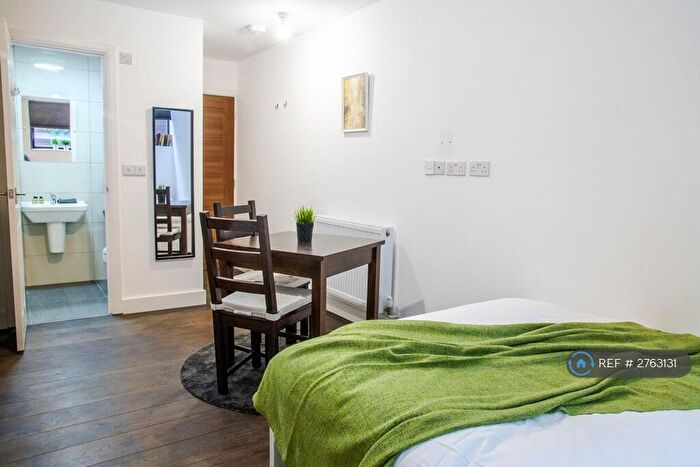 Studio To Rent In Hanover House, London, NW2