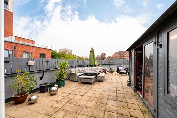 2 Bedroom Flat For Sale In Crown Lane, Maidenhead, SL6