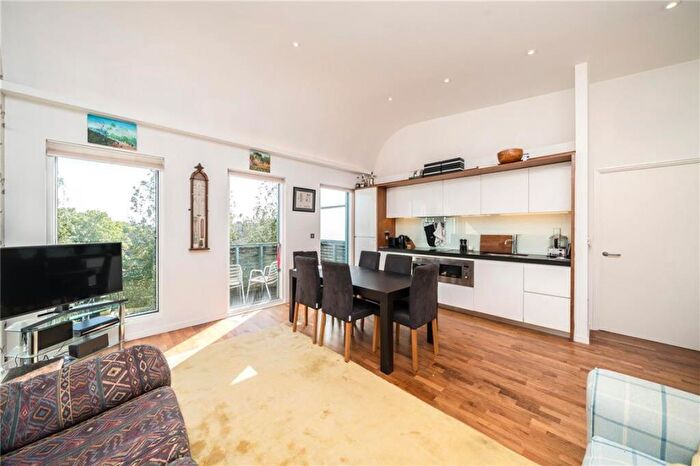 2 Bedroom Flat For Sale In Balham Grove, Balham, SW12