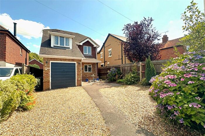 3 Bedroom Detached House For Sale In Broadway Road, Lightwater, Surrey, GU18