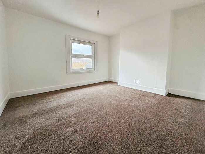 3 Bedroom Flat To Rent In Burnt Ash Hill, London, SE12