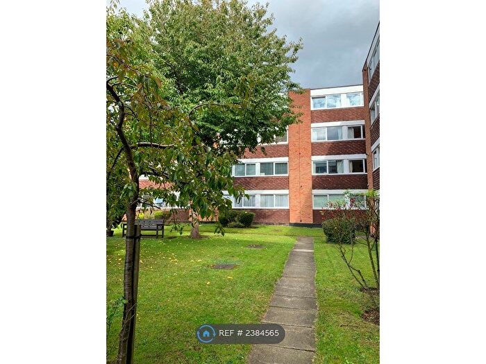 2 Bedroom Flat To Rent In Radford Court, Billericay, CM12